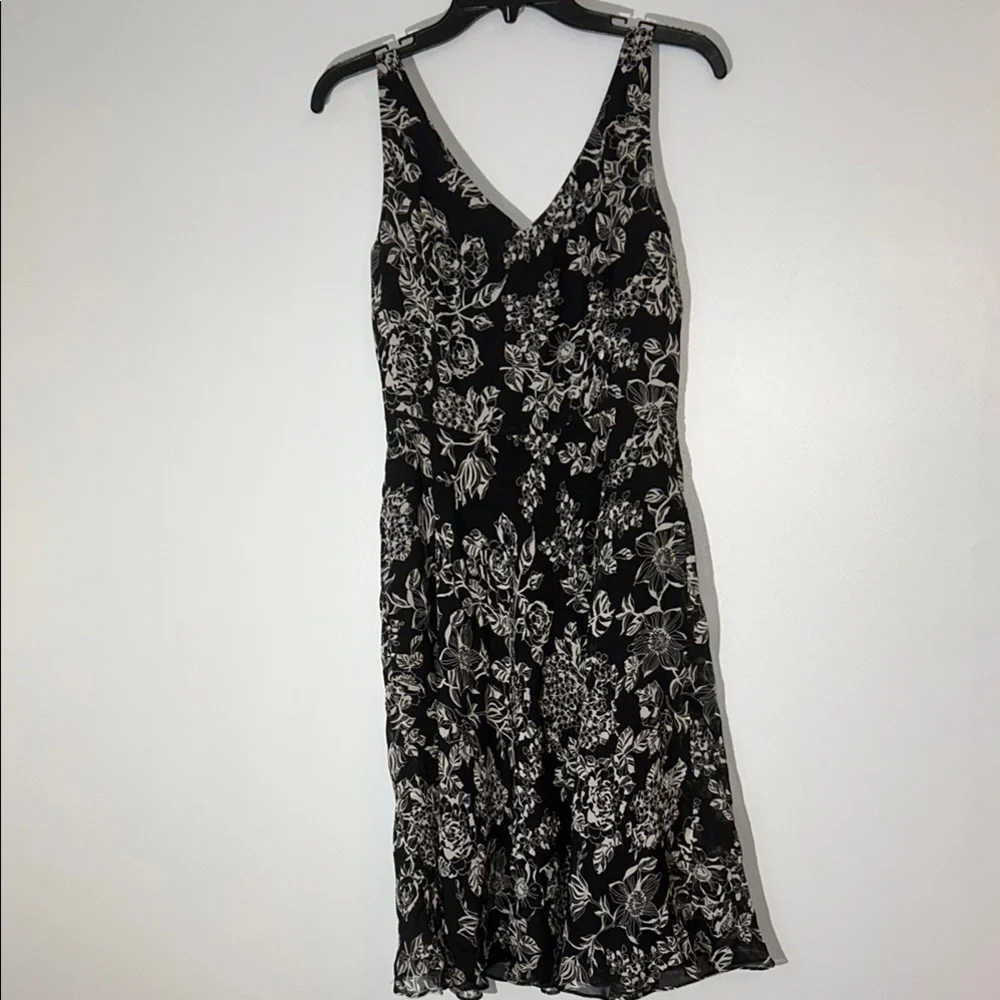LOFT Black and Cream Floral Midi Dress size 2 fit and flare side zip‎ - Picture 6 of 9
